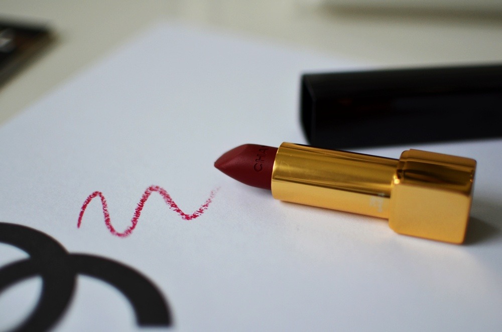 Rouge-Allure-Velvet-Chanel-Lippenstift-38-La-Fascinante-matt-darkred (11)