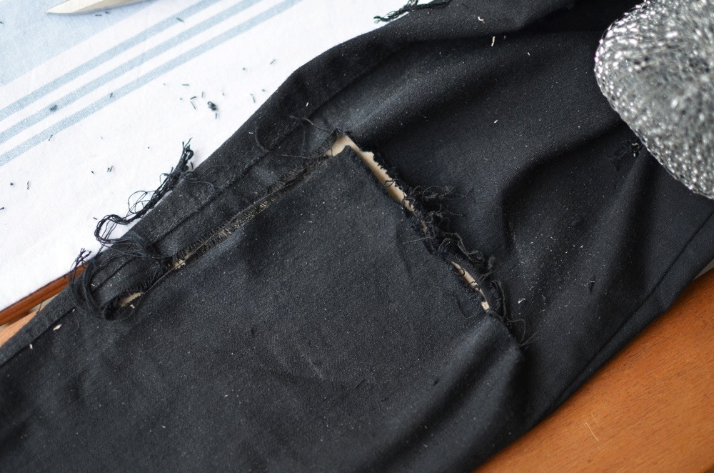 diy-ripped-shredded-jeans-doityourself-destroyed-puppenzirkus-jeans-diy (11)