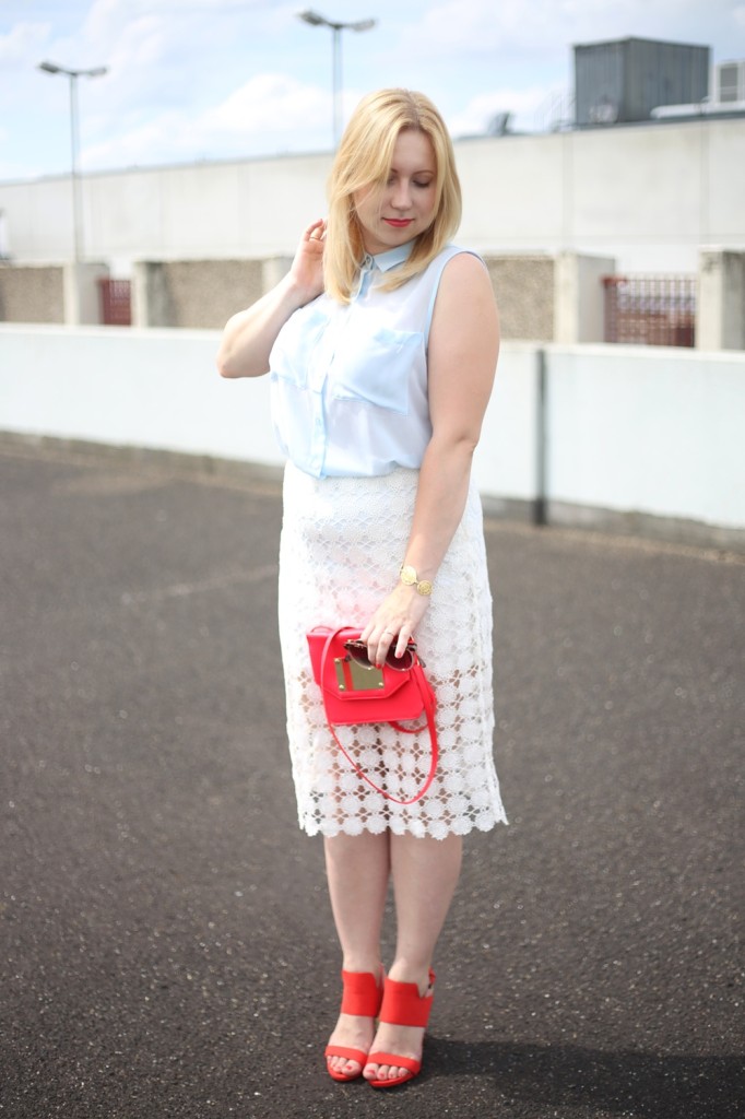 outfit-shooting-lace-pencil-skirt-blonde-babyblue-pinkred-white-skirt-heels-red-summer-look-spätsommer-spitze-bleistiftrock-look-style-puppenzirkus (13)