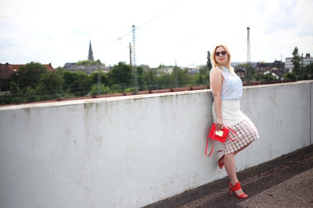 outfit-shooting-lace-pencil-skirt-blonde-babyblue-pinkred-white-skirt-heels-red-summer-look-spätsommer-spitze-bleistiftrock-look-style-puppenzirkus (6)