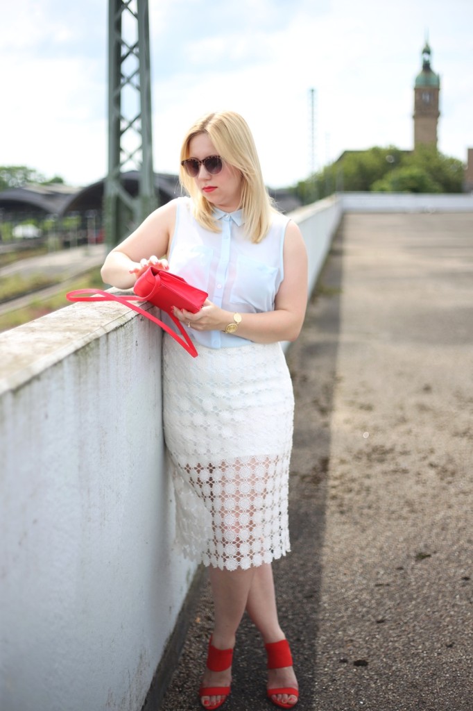 outfit-shooting-lace-pencil-skirt-blonde-babyblue-pinkred-white-skirt-heels-red-summer-look-spätsommer-spitze-bleistiftrock-look-style-puppenzirkus (7)
