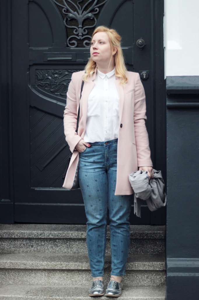 Girlfriend-Jeans-Punkte-Longblazer-Outfit-Spring-Metallic-Brogues (6)