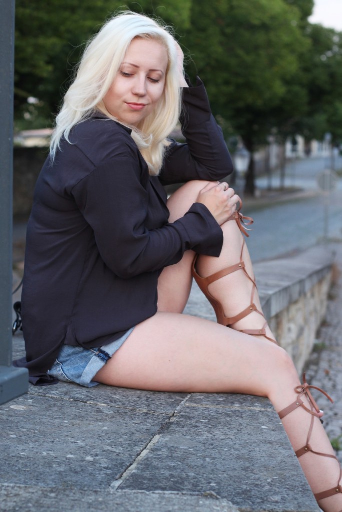 outfit-gladiator-sandal-römersandale-shorts-glamorous-blonde-boho (7)