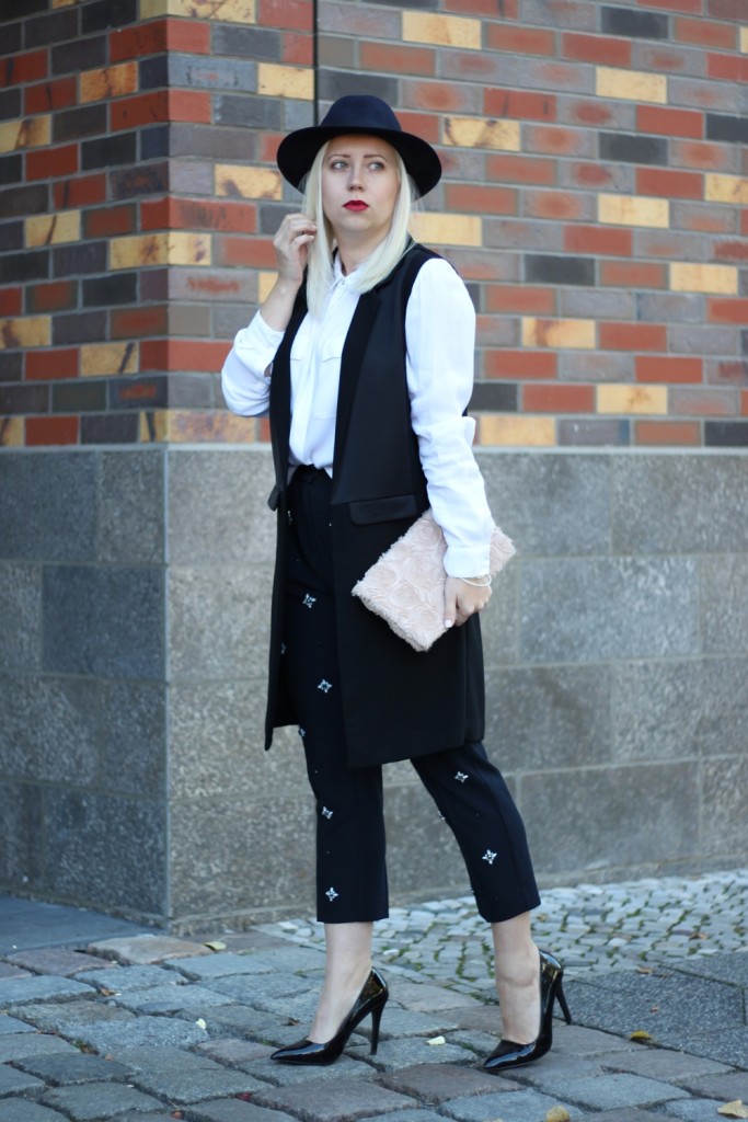 outfit-fashionblogger-autumn-blouse-vest-blazerweste-longvest-hat-fedora-blonde-puppenzirkus-heels-loosepants-glittering-strass (5)