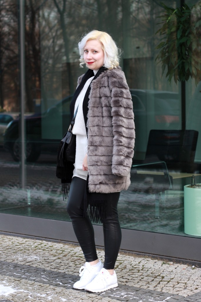 outfit-fashionweek-winter-puppenzirkus-fake-fur-coat-reebok-silk-fringe-bag (2)