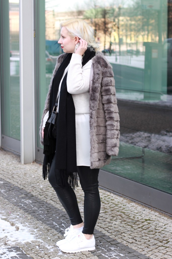 outfit-fashionweek-winter-puppenzirkus-fake-fur-coat-reebok-silk-fringe-bag (3)