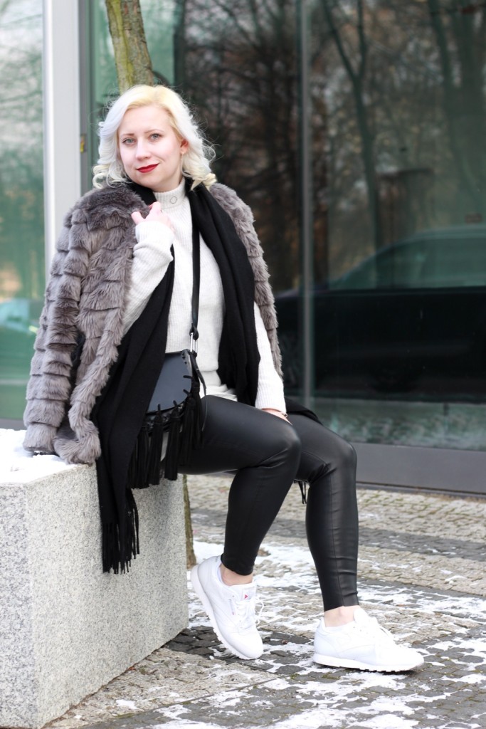 outfit-fashionweek-winter-puppenzirkus-fake-fur-coat-reebok-silk-fringe-bag (4)