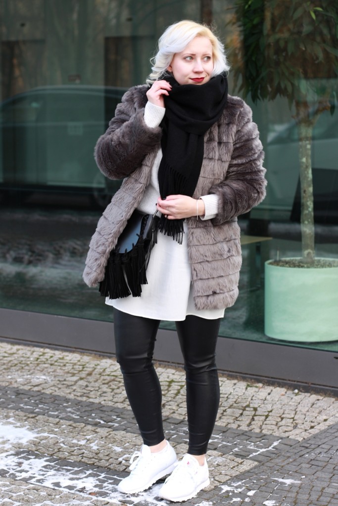 outfit-fashionweek-winter-puppenzirkus-fake-fur-coat-reebok-silk-fringe-bag