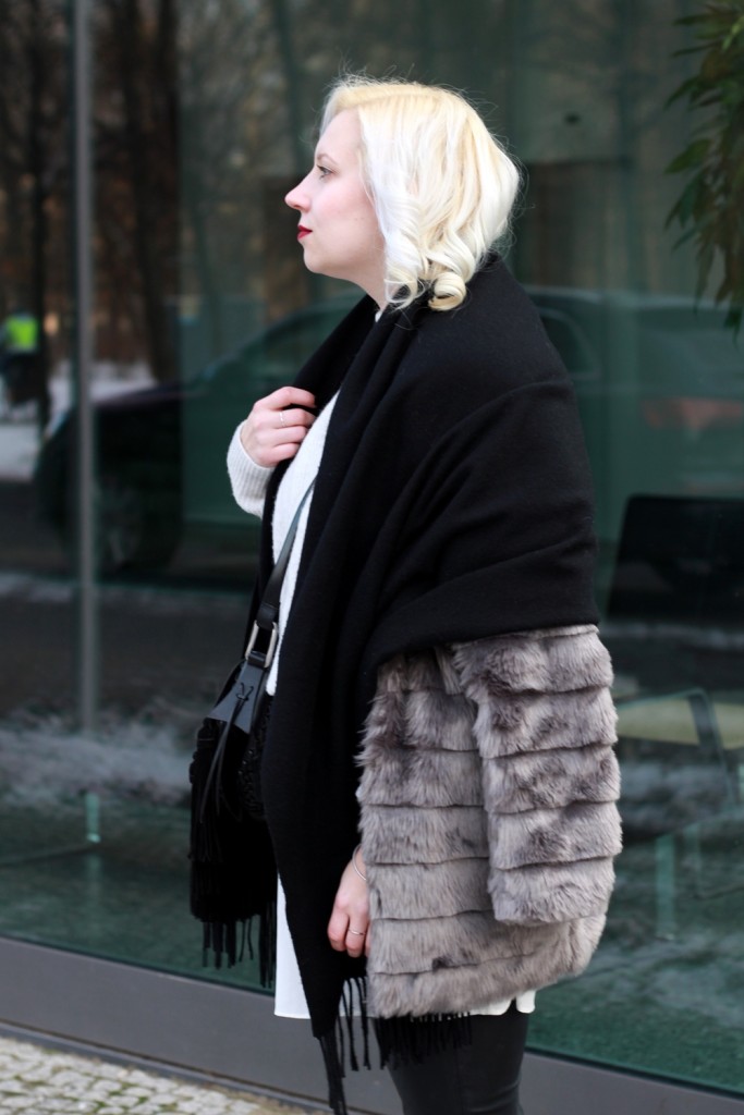 outfit-fashionweek-winter-puppenzirkus-fake-fur-coat-reebok-silk-fringe-bag (7)
