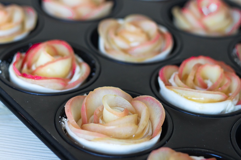 Leckere Apfel-Rosen Muffins mit Blätterteig und Marmelade