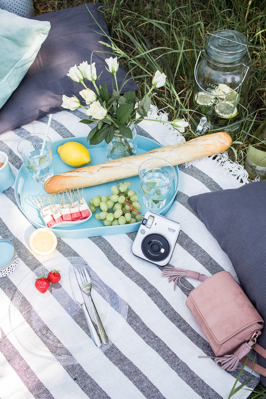 Picknick Must-haves: Decke, Tablett, Baguette und kleine Häppchen