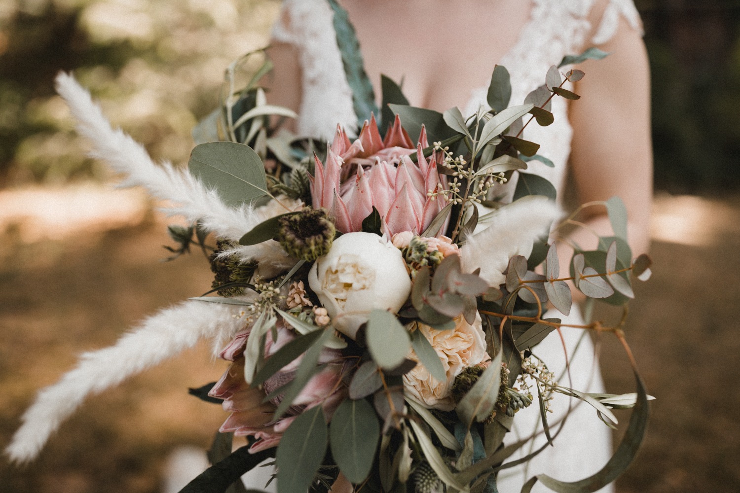 Modern Boho Romance Brautstrauß mit Pfingstrosen, Königsprotea, Oliven und Pampasgras zur Hochzeit