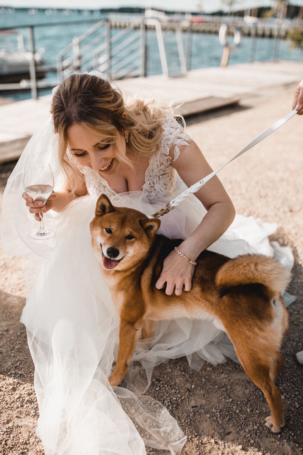 Hochzeit mit Hund. Die Braut zusammen mit ihrem Shiba Inu am Großen Wannsee in Berlin
