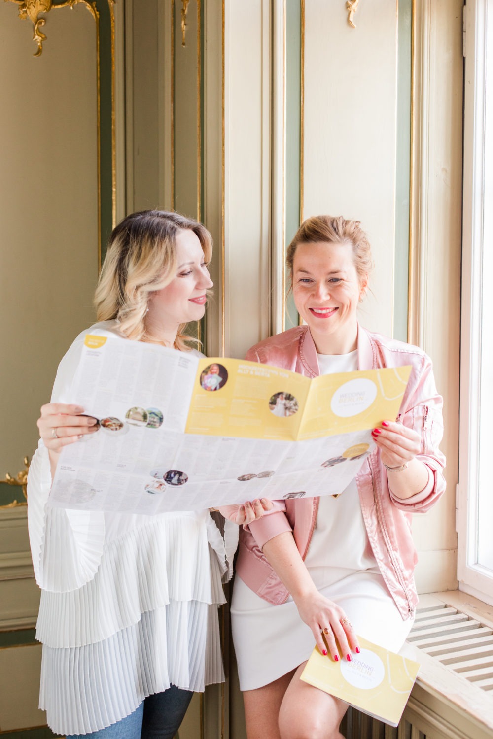 Der kleine Pocket-Guide mit der großen Wirkung: WeddingBerlin enthält nicht nur über 50 Dienstleisterempfehlungen für eure Hochzeit in Berlin sondern auch drei geplante Tage für die Hochzeitsplanung für Bräutigam, Braut und Brautpaar