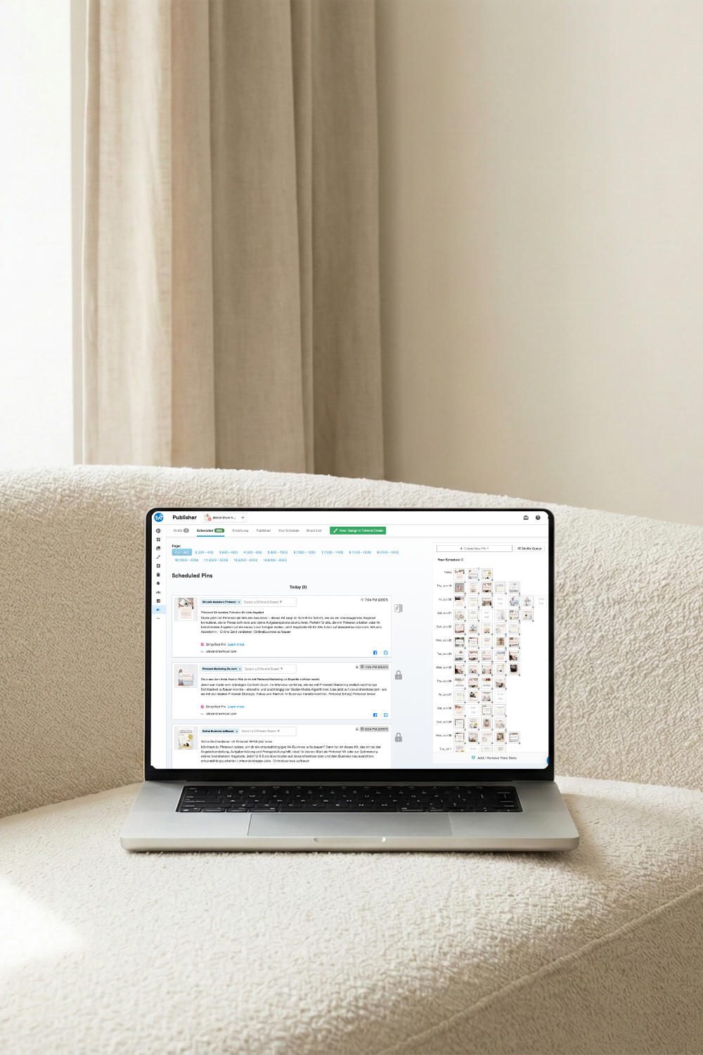 Hochwertiger Laptop auf Sofa mit Tailwind als Planungstool für Pinterest