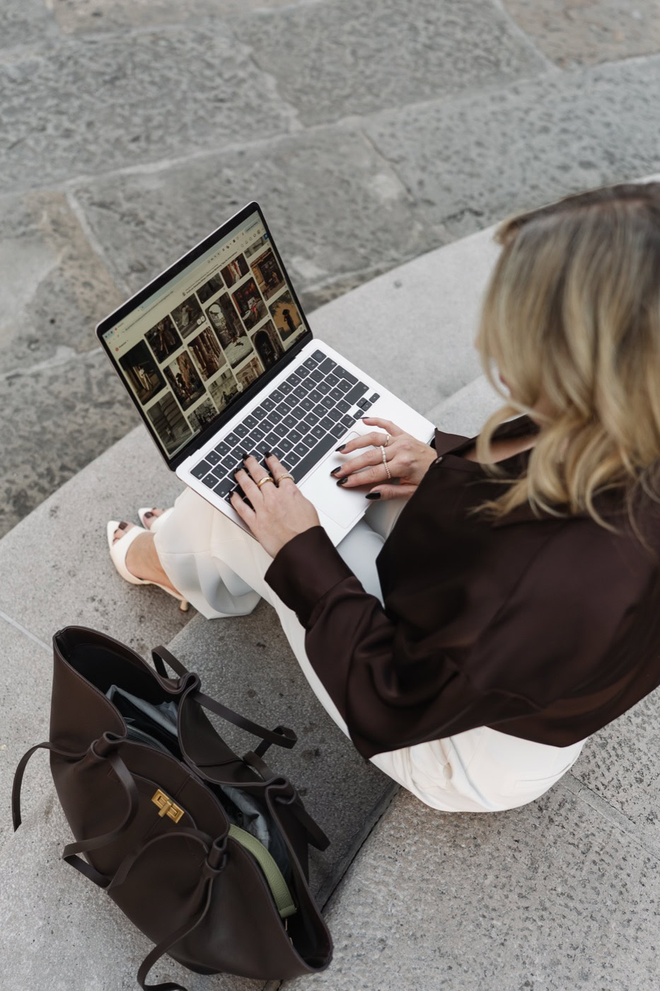 Alexandra Winzer arbeitet an ihrer Pinterest-Marketing-Strategie am Laptop