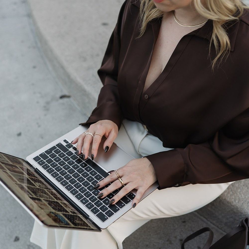 Alexandra bei der Arbeit am Laptop
