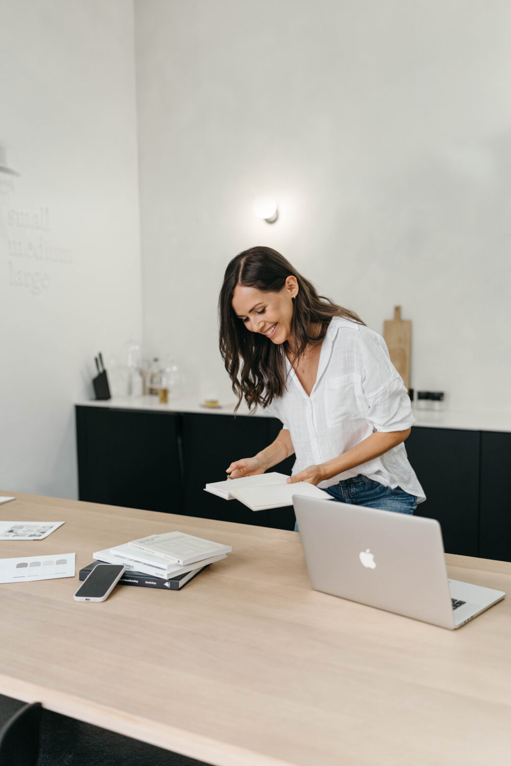 Brand Designerin Sabrina Sigl von Sisa Studio bei der Arbeit an einem Branding Projekt