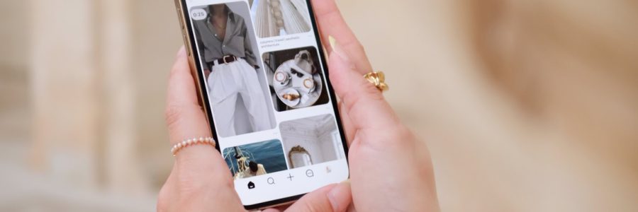 Hochwertige Smartphone-Fotografie, Nahaufnahme einer Person beim Durchsehen von Fotos.