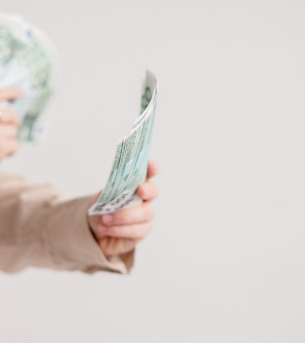 Person hält Geldscheine in der Hand, Fokus auf Geld und Finanzen.