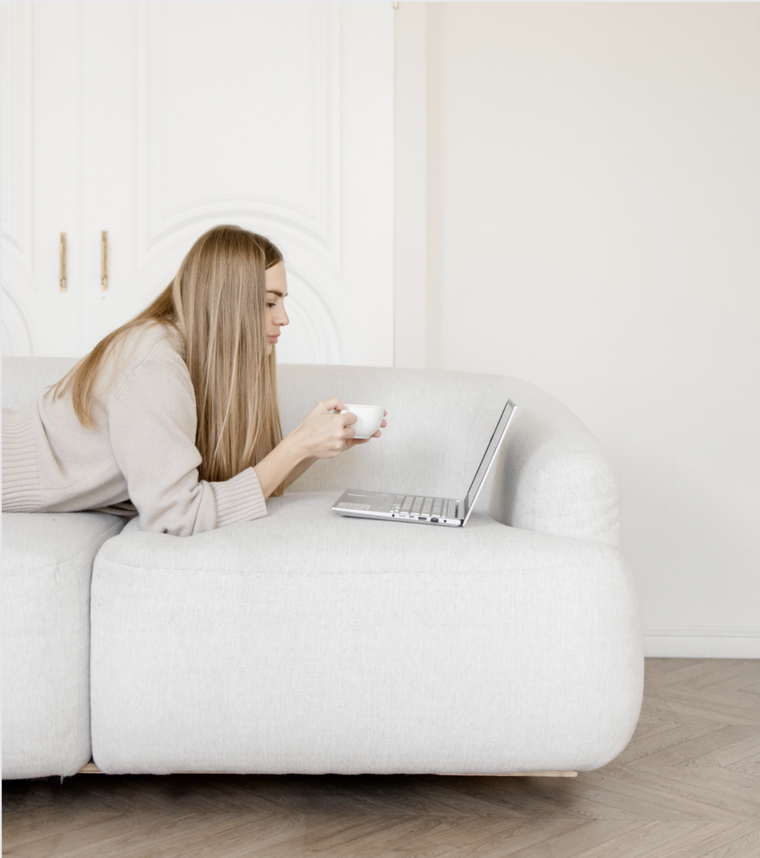 Kaffee und Laptop