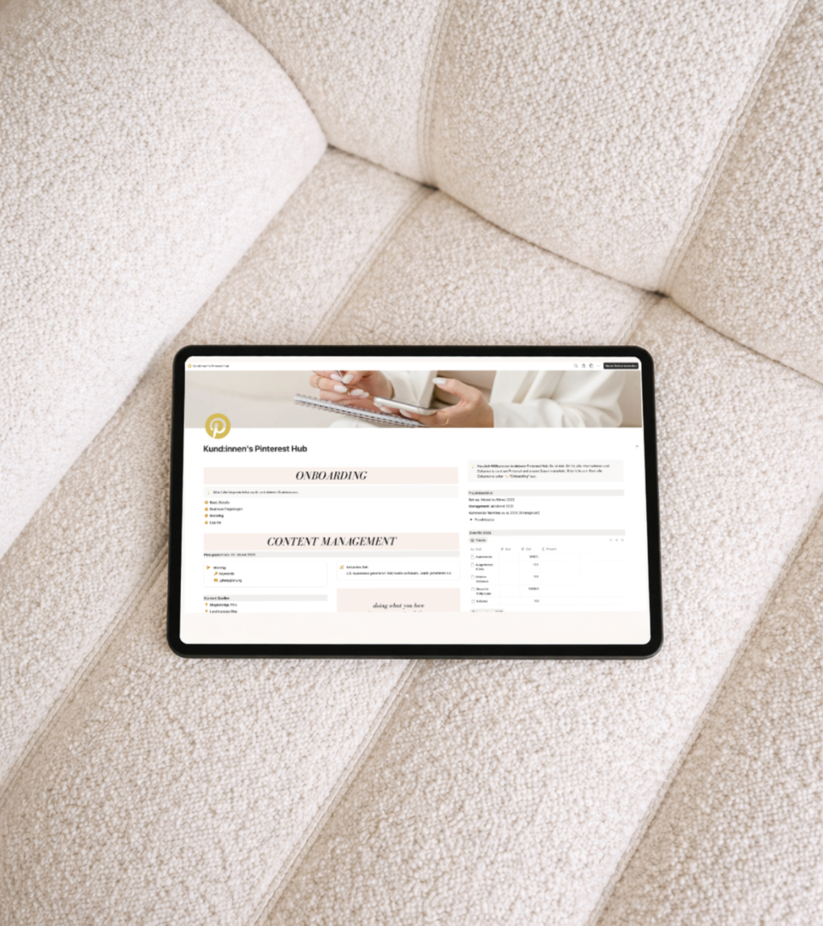 Tablet mit Website-Design auf einer Couch, Nahaufnahme, modernes Arbeitsumfeld.