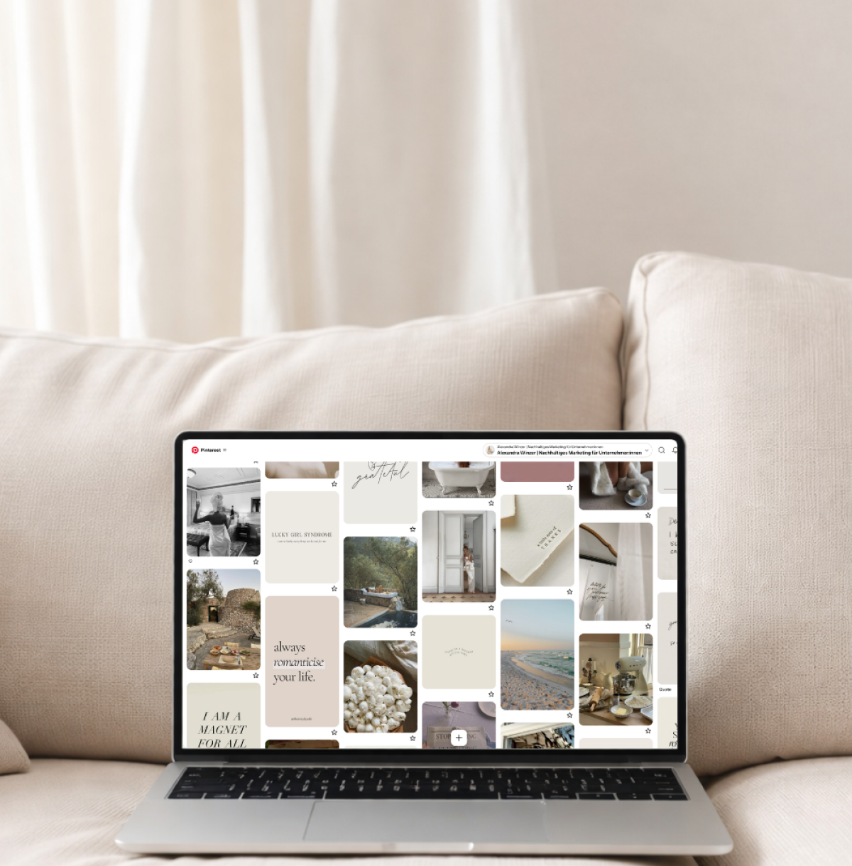 Hochwertiger Laptop mit Design-Inspirationen auf einem Sofa, modernes Home Office.