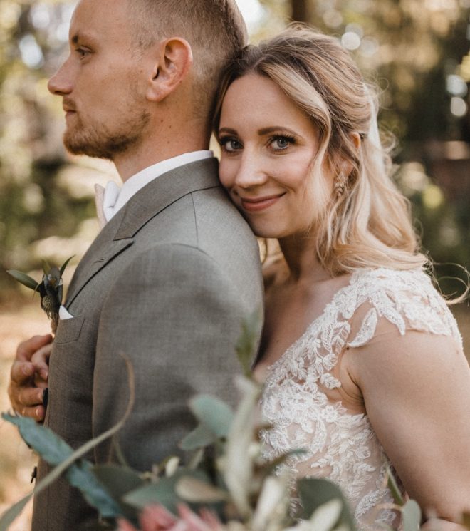 hochzeit-ally-und-martin-2019-villa-blumenfisch-berlin-traumhochzeit-blogger-51 Brautpaar Paarshooting zur Hochzeit mit verliebter Braut und stolzem Bräutigam